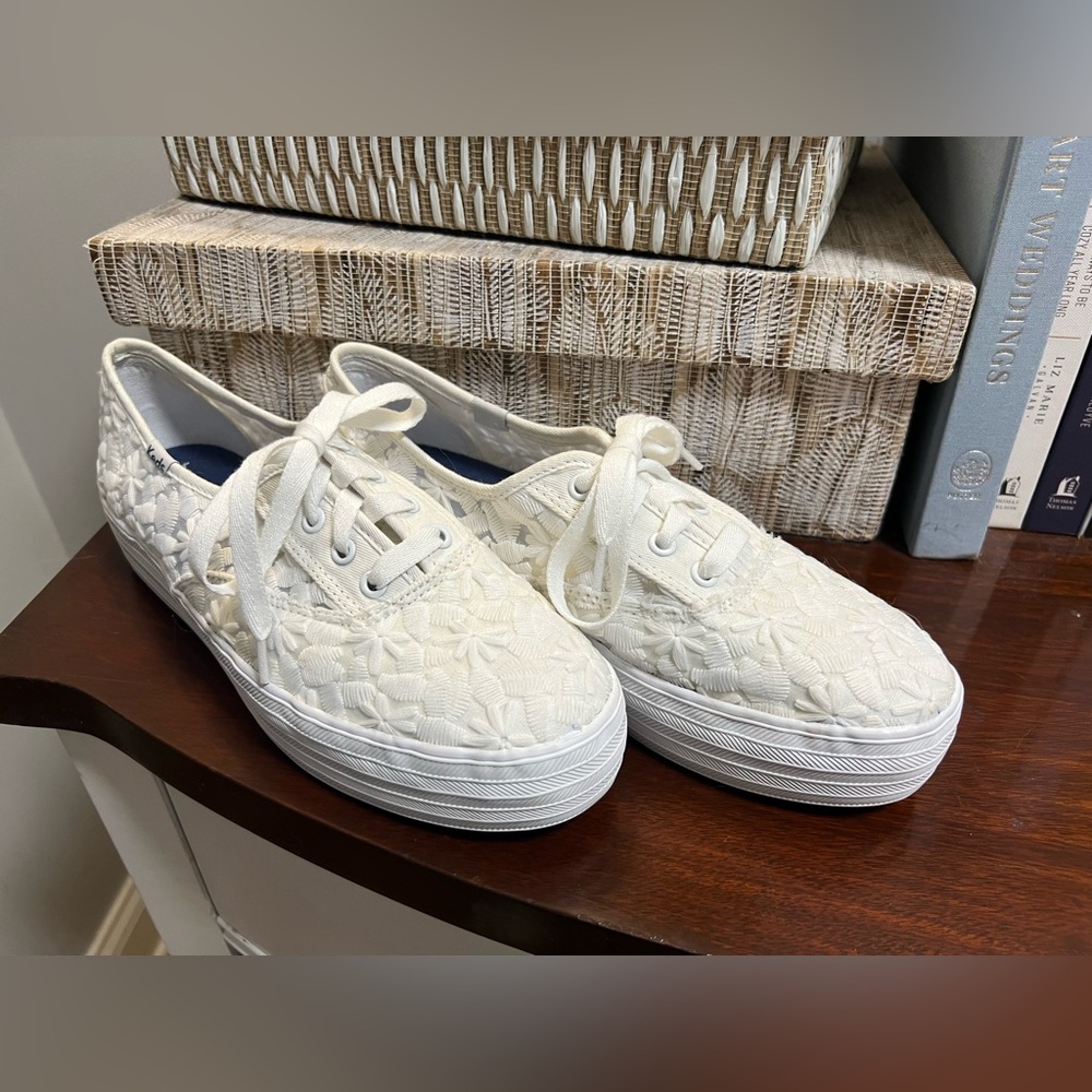 White Keds with Floral Embroidery Platform Sneakers